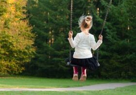 Little girl by herself on swing - 5 Pitfalls to Avoid When Seeking Sole Custody banner